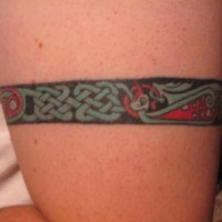 Le tatouage bracelet avec une bande mayen en couleur