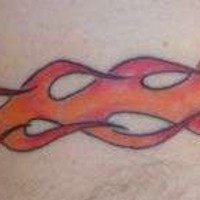 Tatuaje en llamas en el brazo.