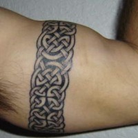 Le tatouage bracelet de bras en style celtique