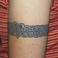 Le tatouage bracelet d'entrelacs celtique