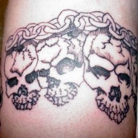 Le tatouage bracelet de la chaîne de crânes