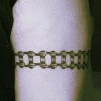 Tatuaje en el brazo con una banda de ferrocarril.