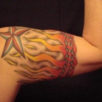 Banda de llamas y estrellas en el brazo.