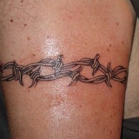 Le tatouage bracelet frais avec le fil de fer barbelé