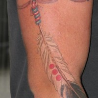 Tatuaje de un brazalete con pluma.