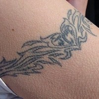 Tatuaje en el brazo de una banda tribal.