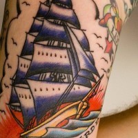 Tattoo vom Schiff mit Aufschrift 