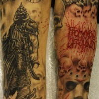 Schön gestaltetes Tattoo von Ritter unter Totenköpfen am Oberarm
