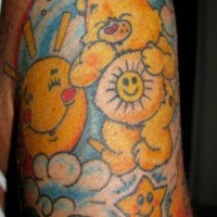 Tattoo von trickfilmartigem Bär am Arm