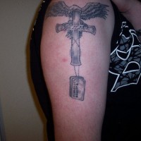 Aigle le tatouage sur le bras avec un croix