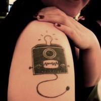 Tattoo mit viereckiger Lampe am Arm