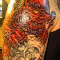 Image de monstre tenant le le tatouage sur le bras