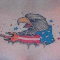 Aquila in fiamma e bandiera americana tatuaggio