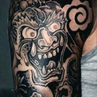 Tatuaje en el hombro del demonio Oni en el mar negro.