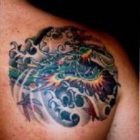 Tatuaje en el hombro de un dragón asiático en el mar.