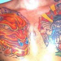 Tatuaje en el pecho de dos demonios japoneses luchando.