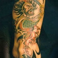 Samurai arrabbiato colorato tatuato