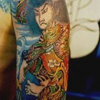 Tatuaje colorido  en el brazo del artista Kabuki.