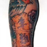 Manoscritto e carpa giapponese tatuati sul braccio