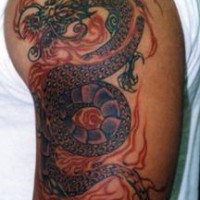 Le tatouage d'un dragon rouge épique en flammes sur l'épaule