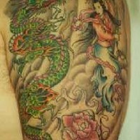 Le tatouage de dragon vert avec une femme japonaise sur l'épaule