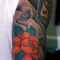 Tatuaje coloreado de una mariposa de estilo asiático y flores