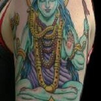 Tatuaje colorido de la deidad pacifica de vishnu.