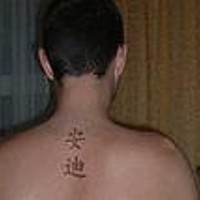 Tatuaje en la espalda con jeroglíficos.