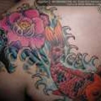 Impressionante tatuaggio colorato il fiore e la carpa giapponese