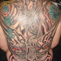 Tatuaje completo de los demonios asiáticos Oni y un dragón.