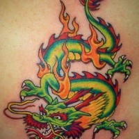 Asiatico dragone verde tatuato