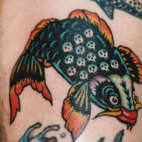 Bonito tatuaje el pez estilo asiático en la espalda
