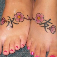 Tatuaje en pie de amigos, ramo de sakura