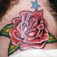 Le tatouage de fleur rouge avec une allusion érotique