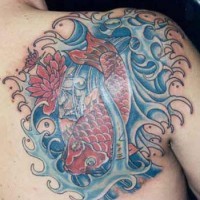 Le tatouage de carpe coï dans le vagues sur l'épaule