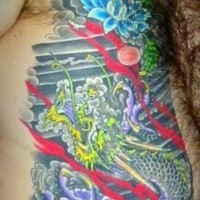 Spaventoso tatuaggio grande dragone & i loti
