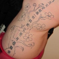 Tatuaje en el costado muchos jeroglíficos con flores estilo asiático