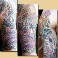 Le tatouage artistique avec le sakura dans le vagues de mer en couleur