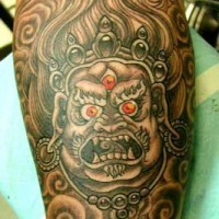 Le tatouage d'une masque asiatique impressionnante à trois œils