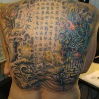 Manoscritto asiatico con dragone tatuato sulla schiena