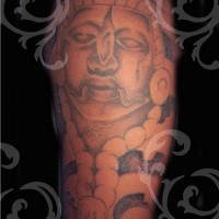 Tatuaje en el hombro de un jefe azteca.