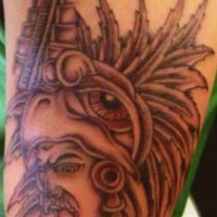 Tatuaje en el  fondo de un guerrero con una pirámide.