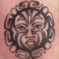 Tatuaje de un primitivo azteca con el símbolo del sol.