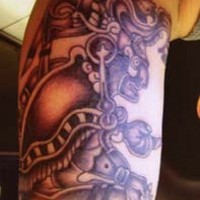 Tatuaje en el brazo de un shaman azteca.