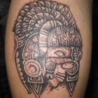 Tatuaje en la mano de una guerrera mujer azteca.