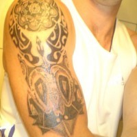Tribal indian tracery tattoo on shoulder