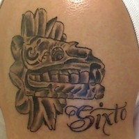 Tatuaje maya del cráneo de un perro.