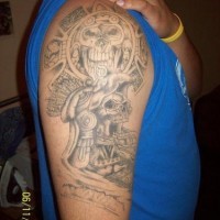 Tatuaje en el hombro de un cráneo estilizado azteca.