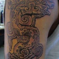 Tatuaje en el hombro de una serpiente azteca en piedra.