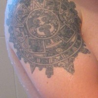 Tatuaje en el hombro del sol negro en piedra.